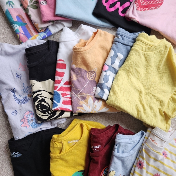 Old Navy Tee Shirts 17 Total! Size Medium (8) - Picture 3 of 4